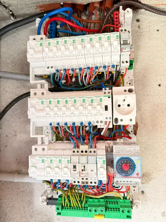 Installation électrique générale dans un entrepôt de 200m2, Tarbes, BEENRJ